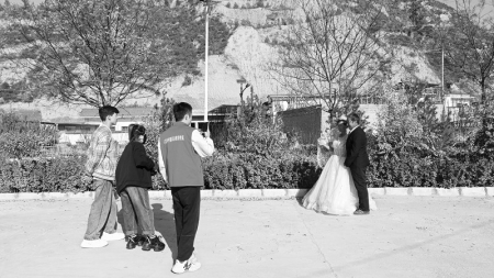           摄影志愿者为老人拍摄婚纱照 图片由吕梁市石楼县青年志愿者协会提供        