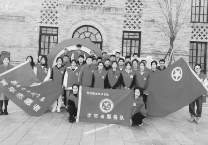           队员追忆英烈们的丰功伟绩        