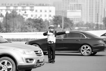           以实际行动诠释忠诚担当、为民服务。 本报记者 刘琴 摄        