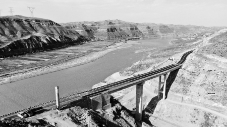           柳林县沿黄旅游公路的通车，实现了柳林县与周边省、市旅游交通路网的互联互通。        