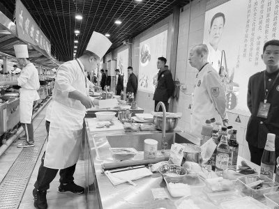           选手们在比赛现场各展身手 图片由山西省经贸学校提供        