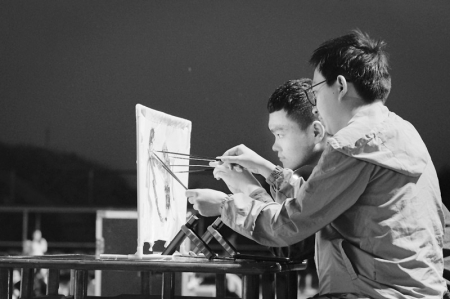           学生表演皮影戏 图片由晋中信息学院提供        