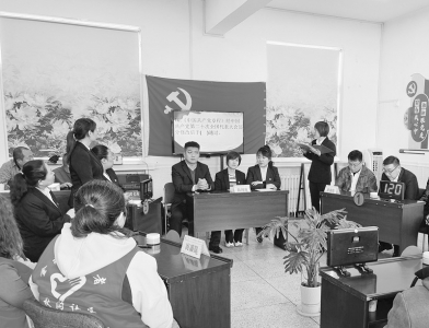           知识竞赛场上选手沉着应答        