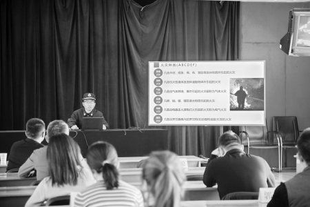           讲解消防安全知识 图片由团太原市委提供        