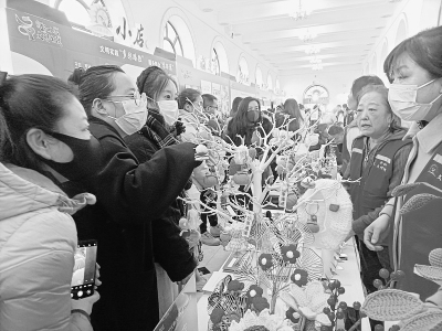           活动现场展示文明实践成果        