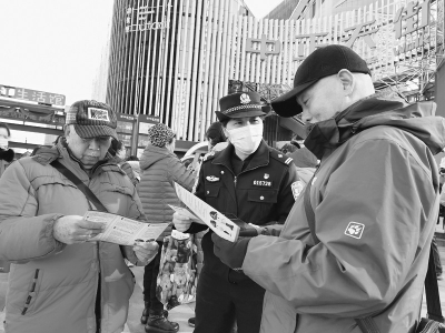           街头开展反邪教宣传 图片由太原市公安局迎泽分局桥东派出所提供        