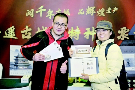           集邮爱好者展示特种邮票 图片由山西邮政提供        