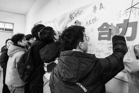           大学生在防“艾”横幅上签名 本报记者 康乐 摄        