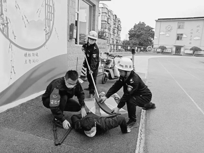           民警与教职工进行模拟对抗 图片由太原市公安局提供        