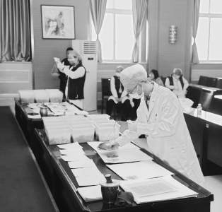           参赛者化身行走的“电子秤”凭手感抓药 图片由山西省中西医结合医院提供        