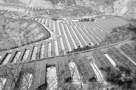           建在山村里的光伏发电站 通讯员 陈萍 摄        