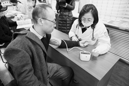           义诊送温暖 图片由团太原市万柏林区委提供        