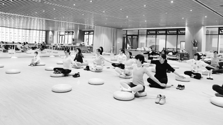           文化志愿者练习瑜伽 图片由山西省图书馆提供        