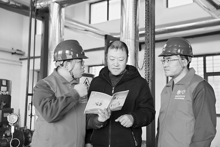           讲解安全用电知识 通讯员 陈军 摄        