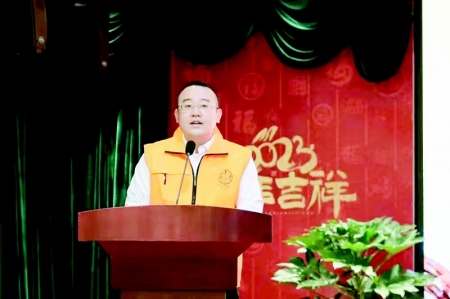           杨履世心系百姓健康，积极传播中医药传统文化。 图片由受访者提供        