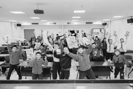           40余名小学生争当“爱护铁路小卫士” 图片由山西大秦物流有限公司团委提供        