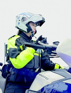           桂楠在巡特警锻炼期间的工作照        