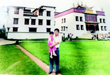           1999年，3岁的桂楠跟着爸爸外出游玩。        