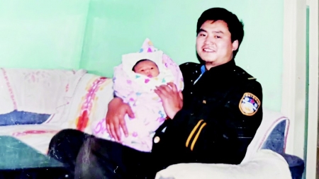           爸爸抱着小桂楠的留影        