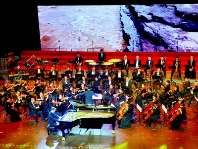           高雅艺术润民心 本报记者 李芸红 摄        