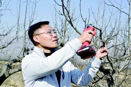 刘慧存扎根乡野,为村民办实事。 图片由受访者提供