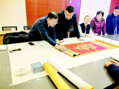 文物鉴定专家为收藏者鉴定藏品 图片由太原市博物馆提供