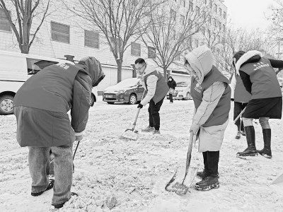 青年突击队除雪清障保障居民出行安全 图片由国网晋中经研所提供