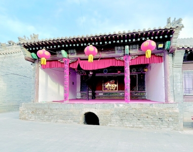 镇边堡村内戏台