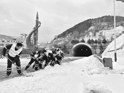           团员青年迅速投入到清冰除雪行动中 图片由山西交控集团提供        