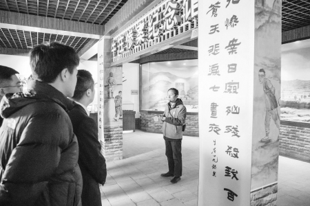           参观纪念馆 通讯员 高一木 摄        