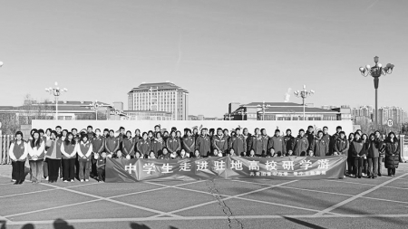           营造适合人才成长的好氛围，持续激发人才活力。        