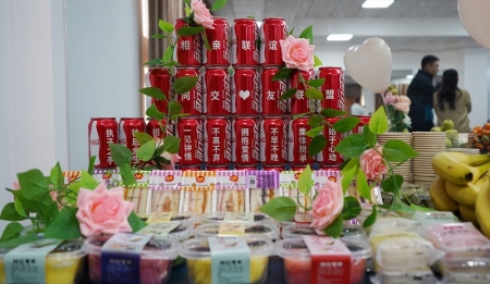               单身青年男女在游戏互动中拉近彼此之间的距离        