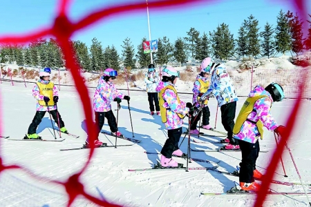           学生们参加滑雪培训 图片由大同市委市政府新闻中心提供        