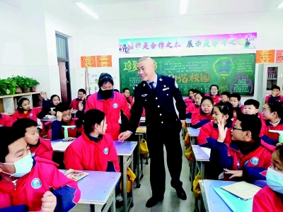           身着警服，就是责任担当。 图片由受访者提供        