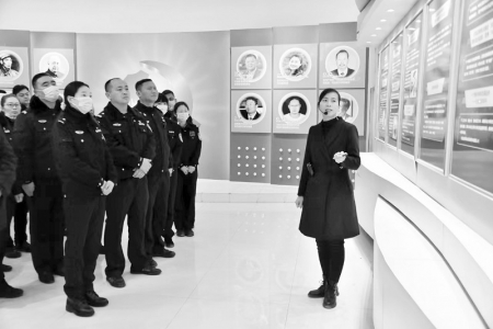           党员干部民辅警走进教育基地 图片由通讯员提供        