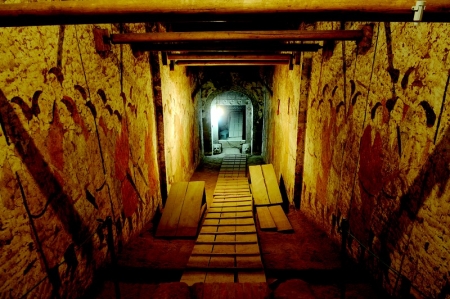           2011年，文物部门对徐显秀墓壁画进行了加固。        