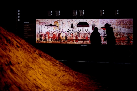           观众跟随讲解员，驻足徐显秀墓室壁画展开图前了解更多内容。        