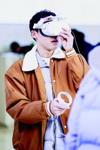           观众借助VR技术可置身墓室观赏壁画 本版摄影 本报记者 胡远嘉        