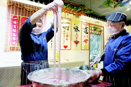           制作猪血灌肠 本报记者 康乐 摄        