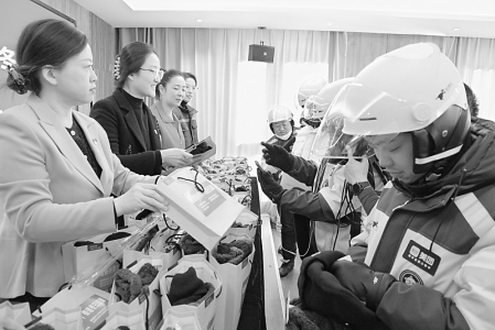           外卖小哥获赠暖心礼物 图片由团太原市杏花岭区委提供        