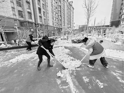           运城青年除冰雪保畅通，走访慰问关怀群众。 本版图片均由团运城市委提供        