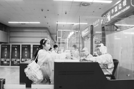           用实际行动彰显“国门卫士”的担当与奉献　图片由山西出入境边防检查总站提供        