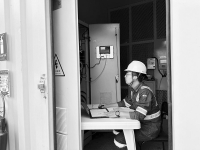           扎根一线、埋头苦干。 图片由矿山设备分公司提供        