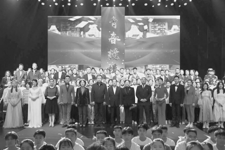           青春榜样传递正能量        