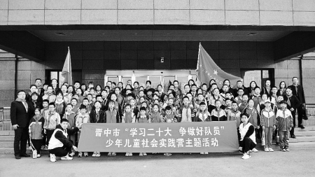           加强思想政治引领，提升青年凝聚力。        