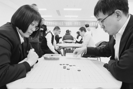           参赛选手智力博弈 通讯员 王学冕 摄        