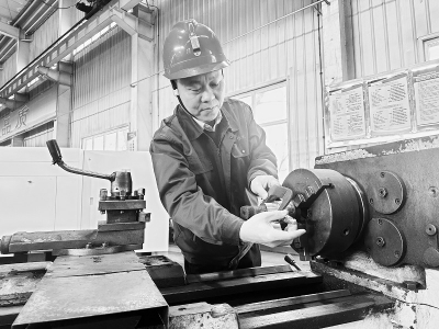           立足岗位探索创新，同向发力擘画数字蓝图。图片由原慧峰职工创新工作室提供        