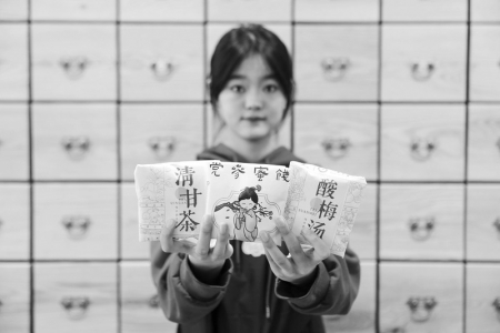           　“爻茶”暖胃又暖心 本报记者 王玉钦 摄        