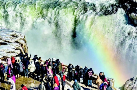           游客近距离观赏别样的冰瀑玉壶 资料图片        