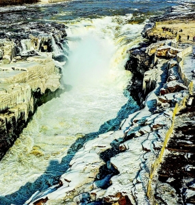           黄河壶口瀑布成了“冰瀑玉壶” 资料图片        